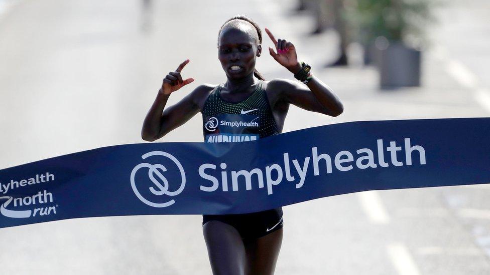 Vivian Cheruiyot taking victory in the women's elite race