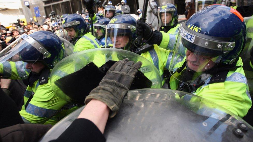 Police confront demonstrators during G20 protests near the Bank of England, 1 April 2009