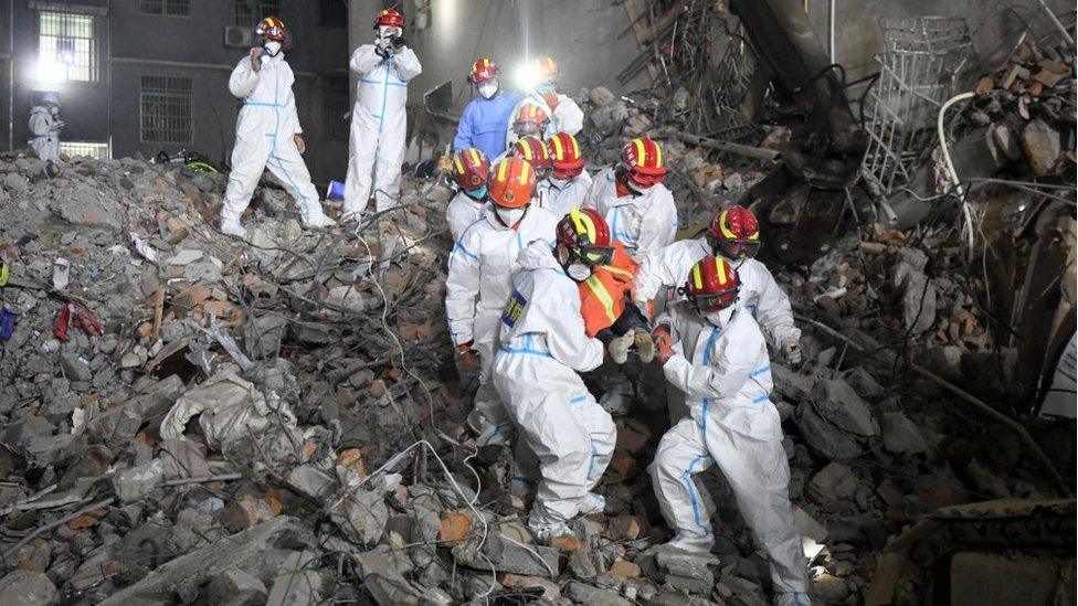 Chinese rescuers with the 10th survivor