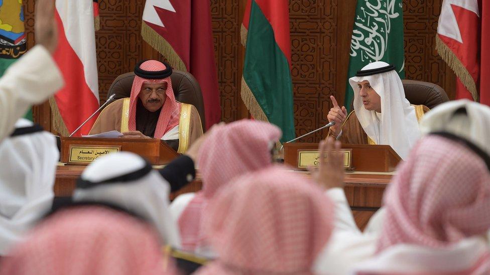 Saudi Foreign Minister Adel al-Jubeir (R) give a press conference with Gulf Co-operation Council (GCC) Secretary-General Abdul Latif bin Rashid al-Zayani of Bahrain in Riyadh (9 January 2016)