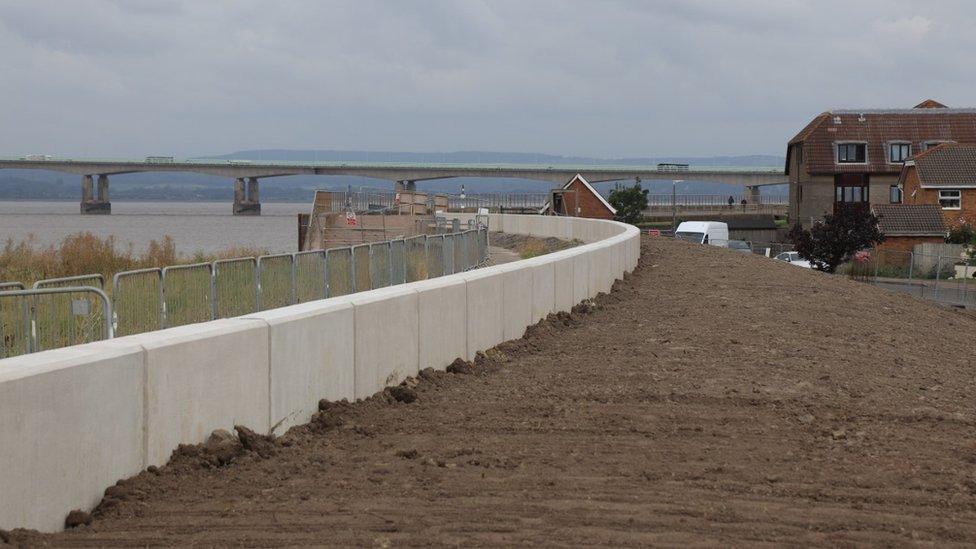 Flood defence wall works at Passage Road / Aust Wharf Road