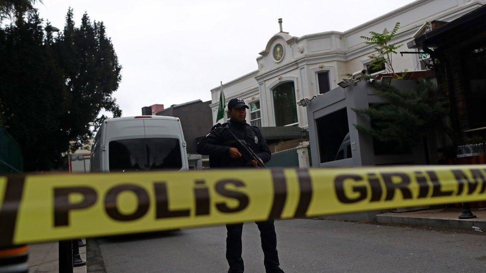 Turkish police investigators arrive at the residence of the Saudi consul in Istanbul (17 October 2018)