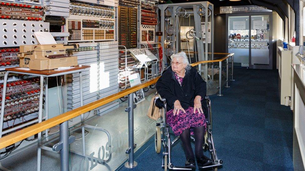 Joanna Chorley with the computer Colossus