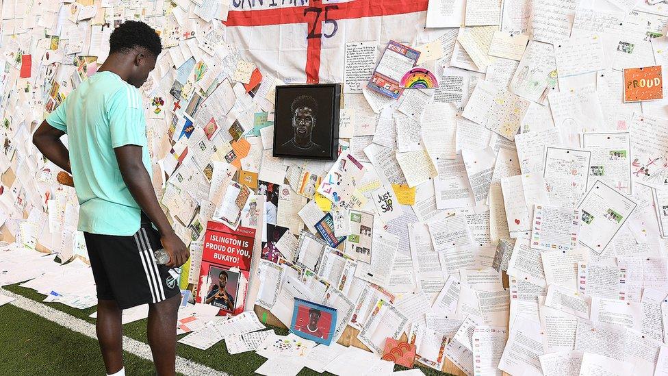 Bukayo Saka reading messages from fans