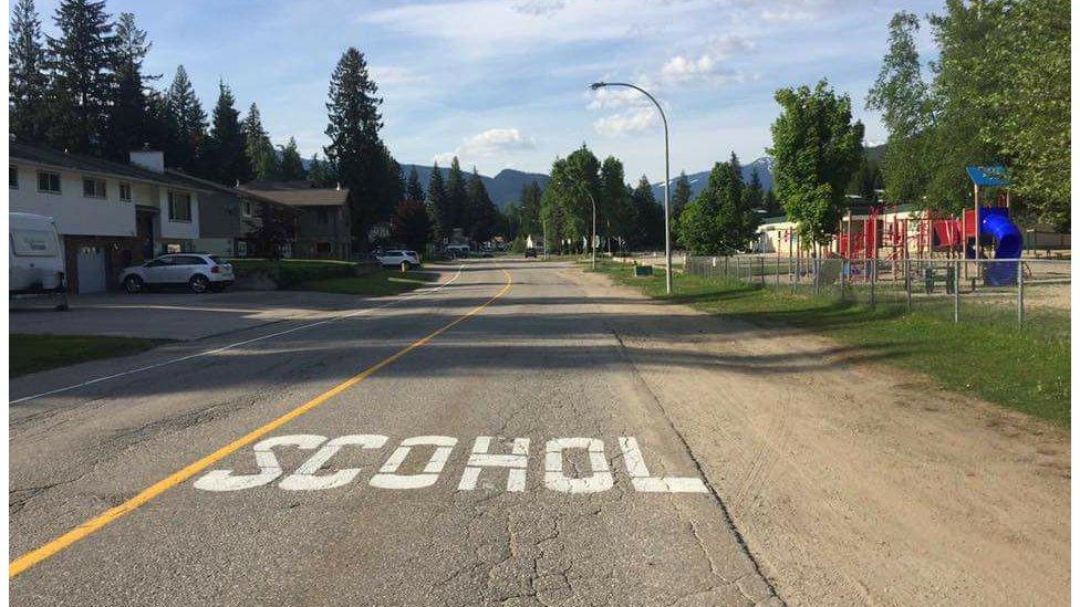 Misspelled school sign reads "scohol"