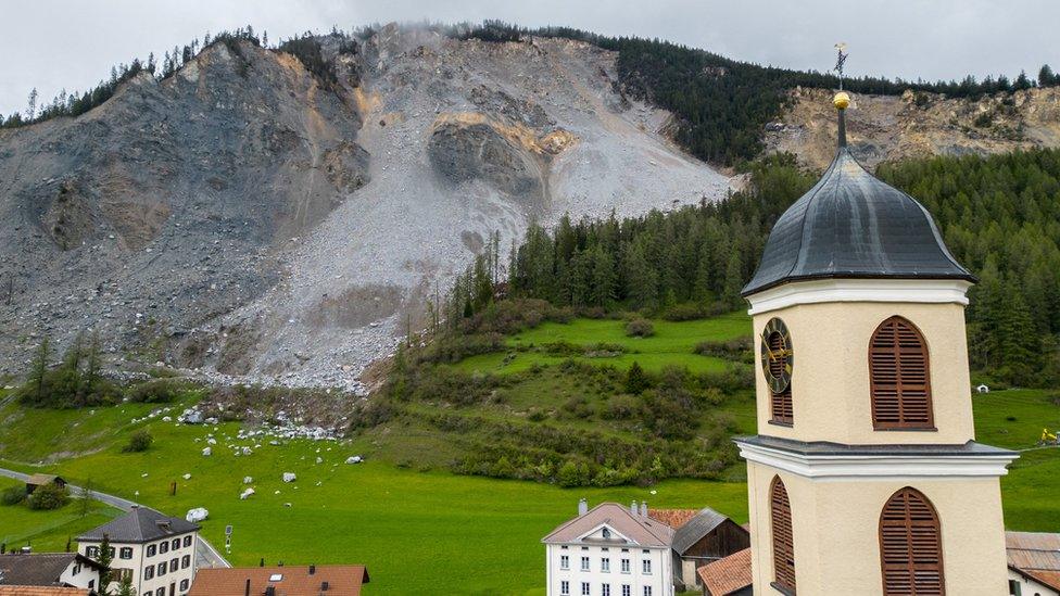 Village of Brienz in front of the zone of rockslide