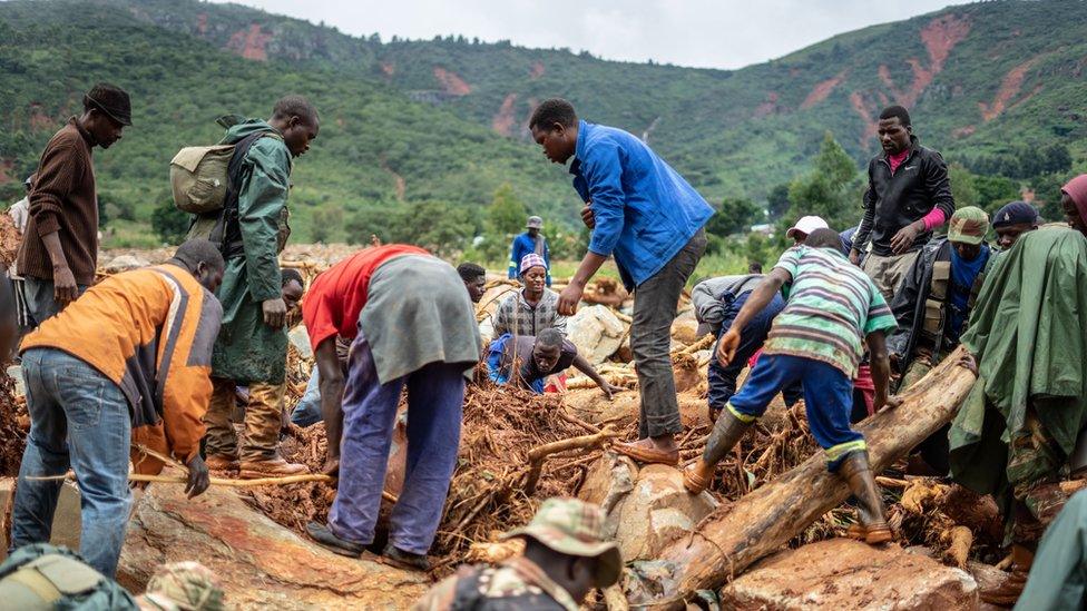 Searching for bodies in Ngangu township, Chimanimani - 18 March 2019