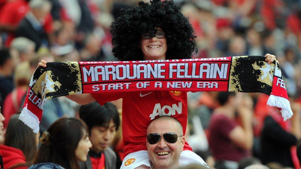 A fan in a Fellaini wig