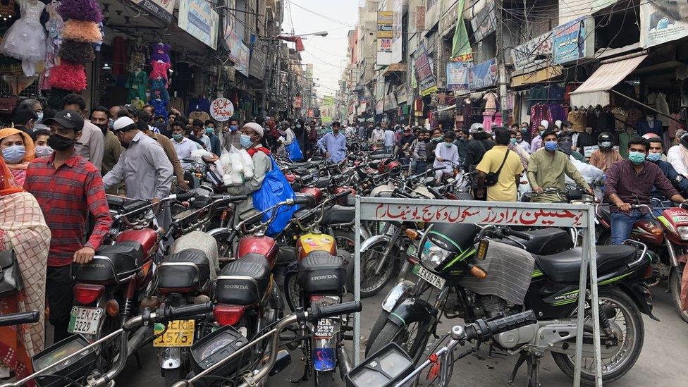 The Anarkali bazaar in Lahore last week, where social distancing was largely impossible