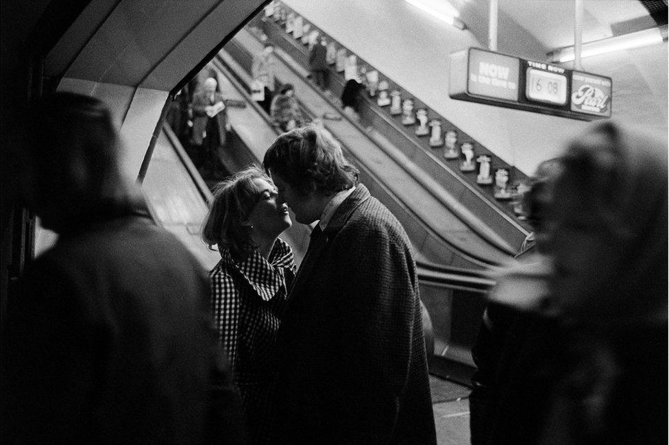 A couple kiss at Holborn, 1978