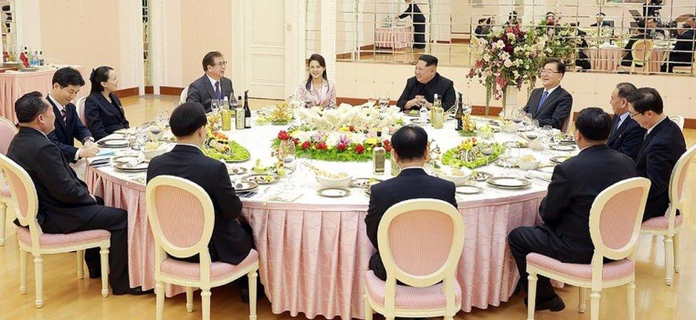 Kim Jong-un, his wife and sister have dinner with South Korean officials in Pyongyang (5 March 2018)