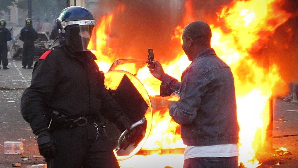 man takes picture of police officer