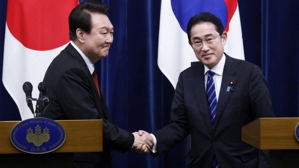 South Korean President Yoon Suk Yeol (L) and Japanese Prime Minister Fumio Kishida (R) shake hands following a joint news conference at the prime minister"s official residence in Tokyo, Japan, 16 March 2023.