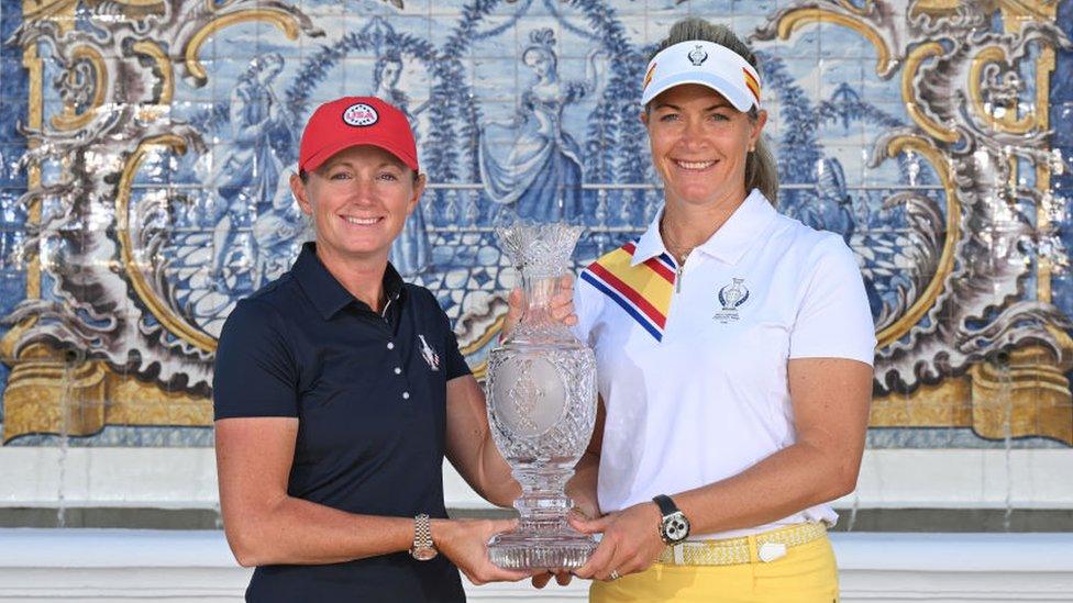 Stacy Lewis, captain of team USA and Suzann Pettersen, captain of team Europe pose with the Solheim Cup trophy