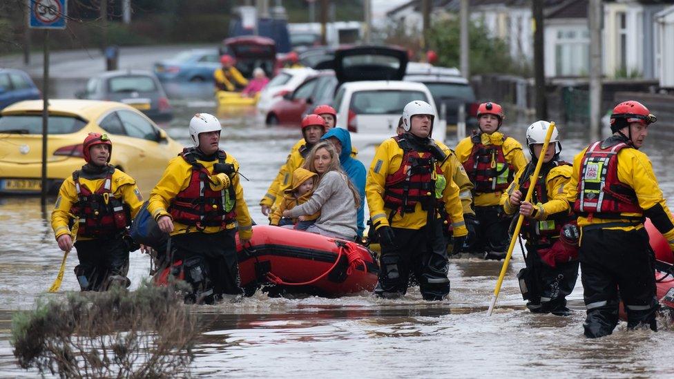 Teulu yn cael ei achub o'r llifogydd yn Nantgarw