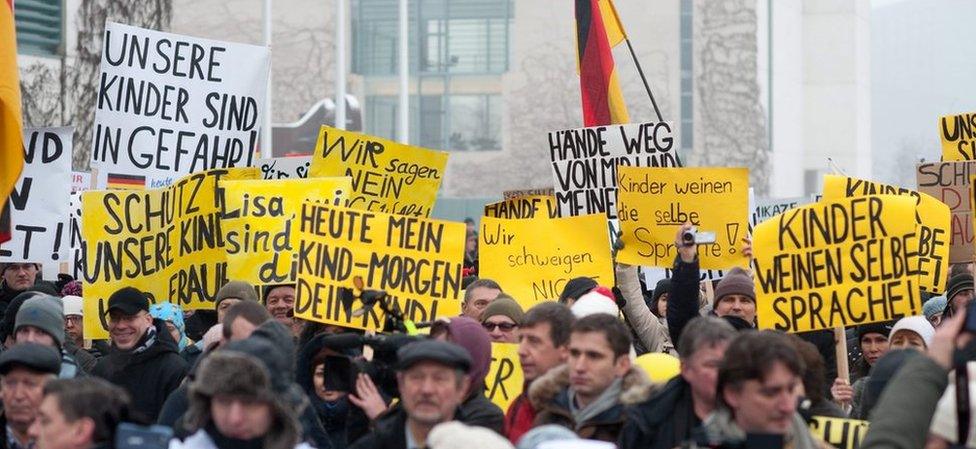 Demonstrators outside the German chancellery in Berlin (23 January 2016)