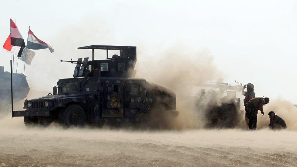 Iraqi forces and the Hashed al-Shaabi (Popular Mobilisation) deploy towards the village of Ayn Nasir, south of Mosul, on October 29, 2016, during the ongoing battle against Islamic State group jihadists to liberate the city of Mosul.