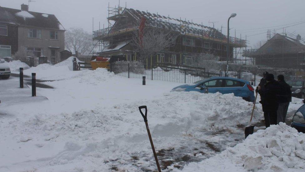 Roedd gwaith yn cael ei wneud ar fflat Scott Tanner pan darodd Storm Emma yn 2018