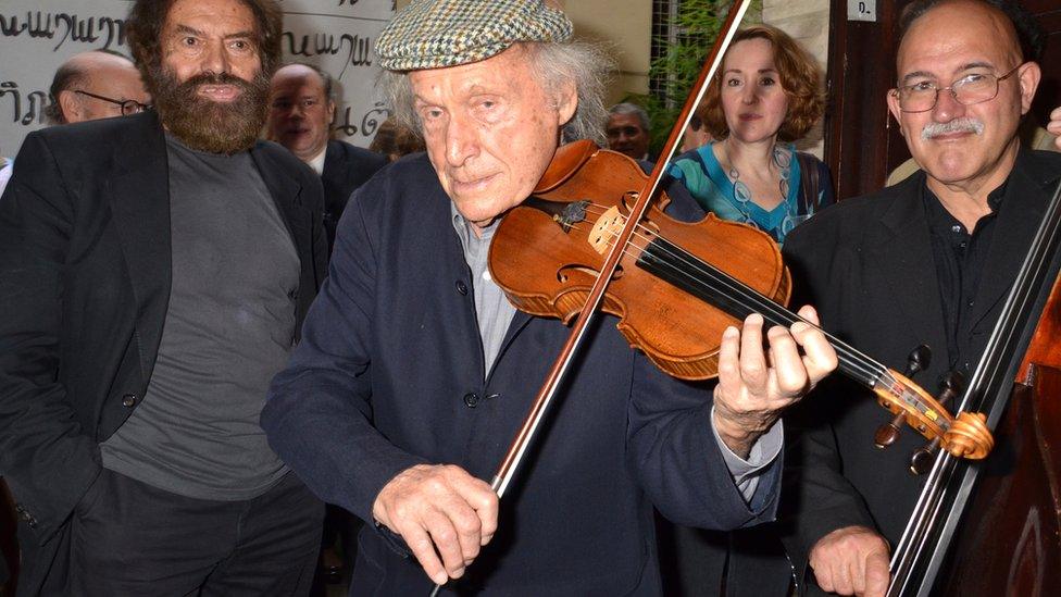 Ivry Gitlis (centre) plays violin. File photo