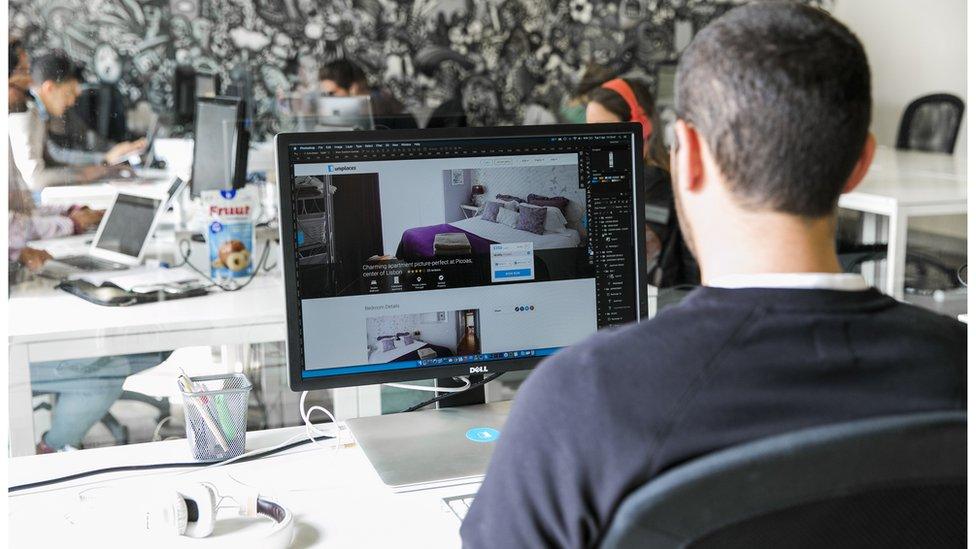 Man looking at a Uniplaces property advert on a computer