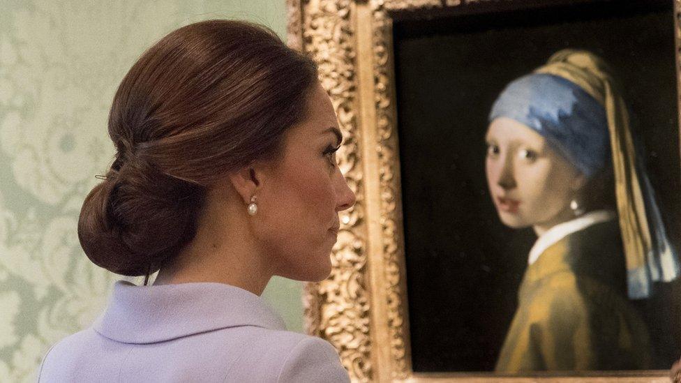 The Duchess of Cambridge in front of Vermeer's Girl with a Pearl Earring