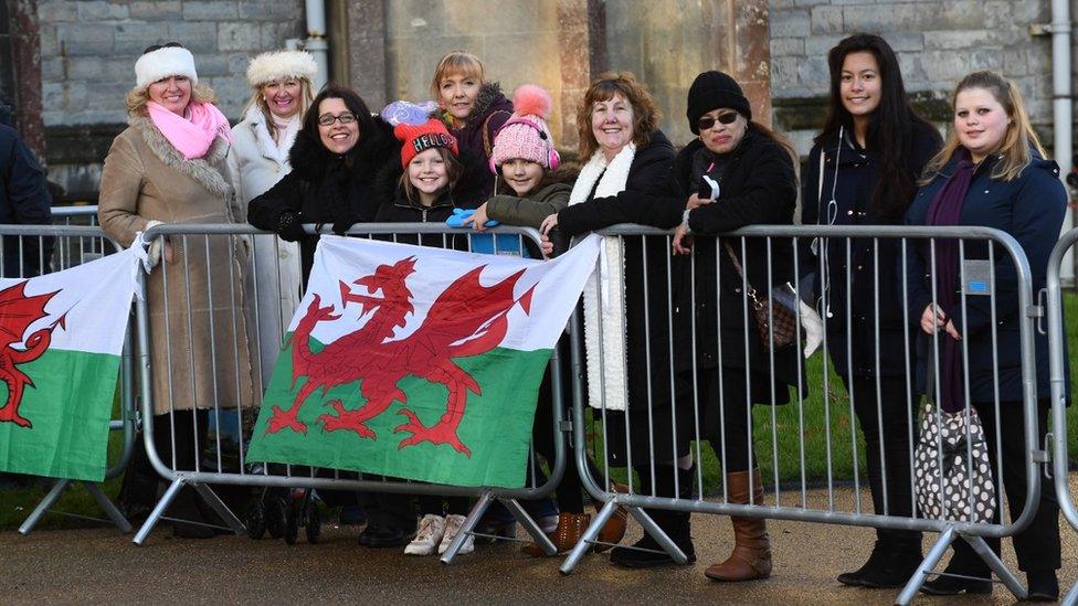 Crowds at the castle