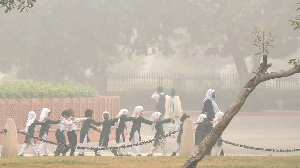 delhi children wearing facemaskes because of air pollution