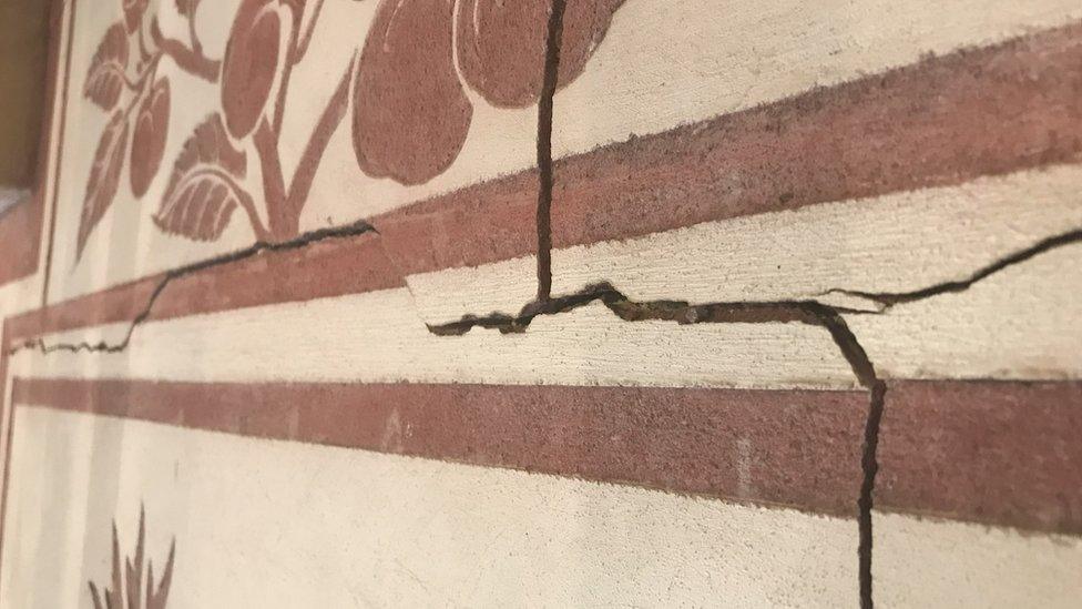 Cracked sgraffito plasterwork