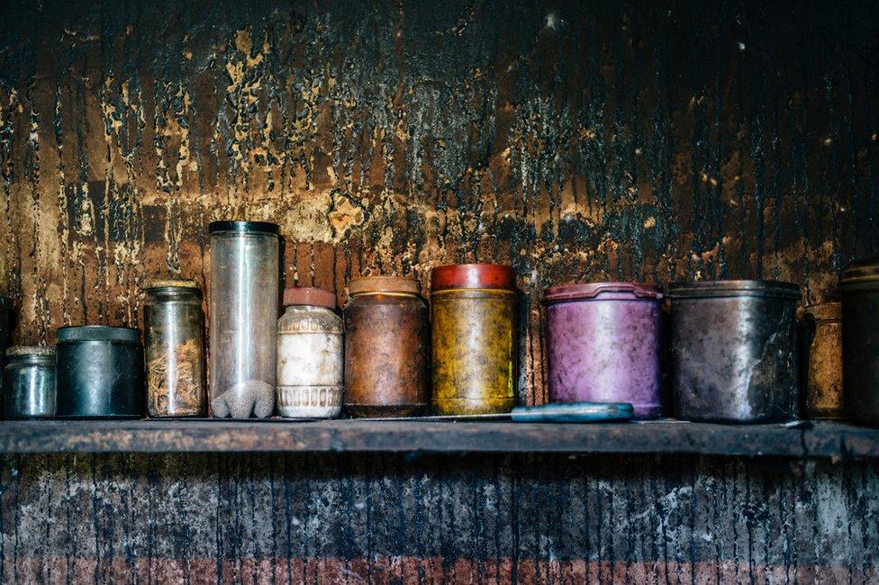 A shelf of food containers