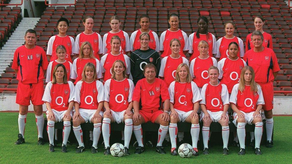 Eleri (rhes gefn, ail o'r dde) ar dîm merched Arsenal yn 2003