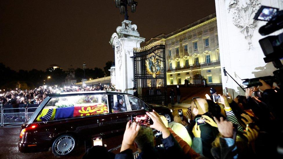 The hearse carrying the coffin of Queen Elizabeth II arrives at the gates of Buckingham Palace