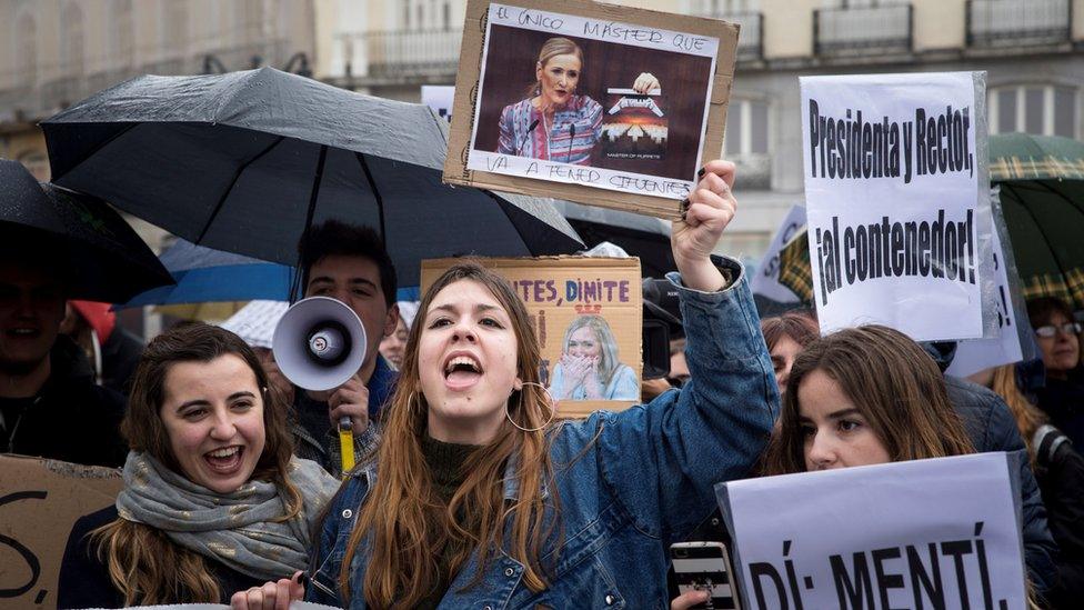 Protesters in the street call for Ms Cifuentes to resign