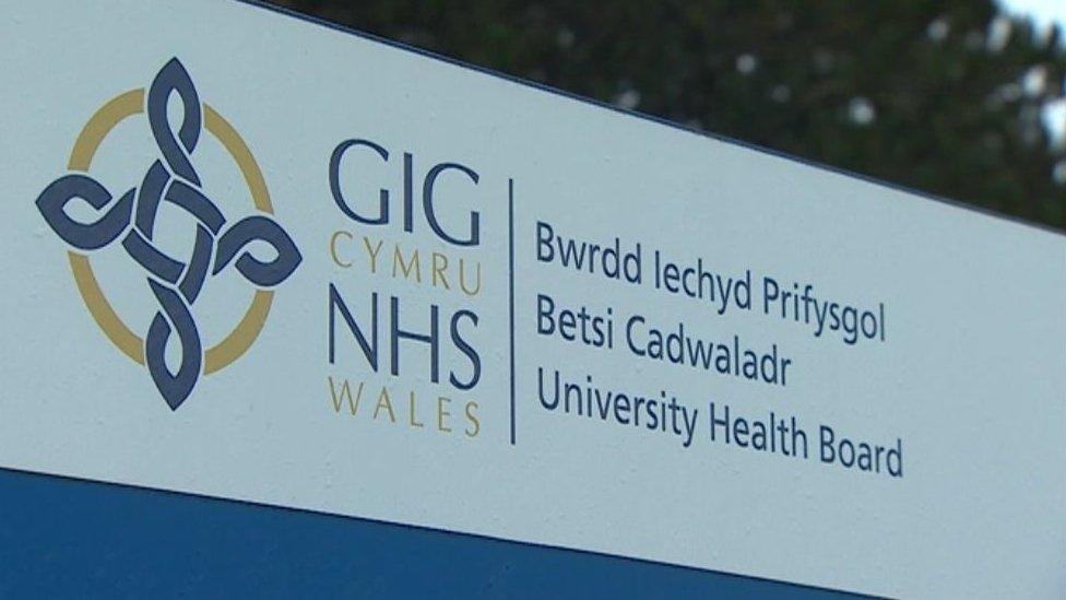 Arwydd Bwrdd Iechyd Betsi Cadwaladr