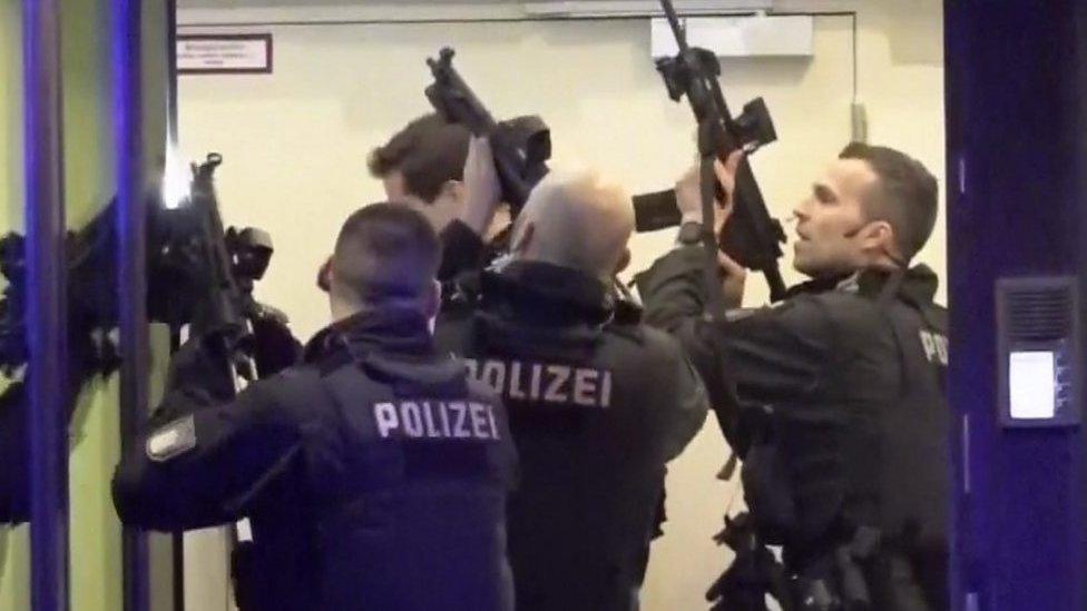 Police enter building in Hamburg after shooting