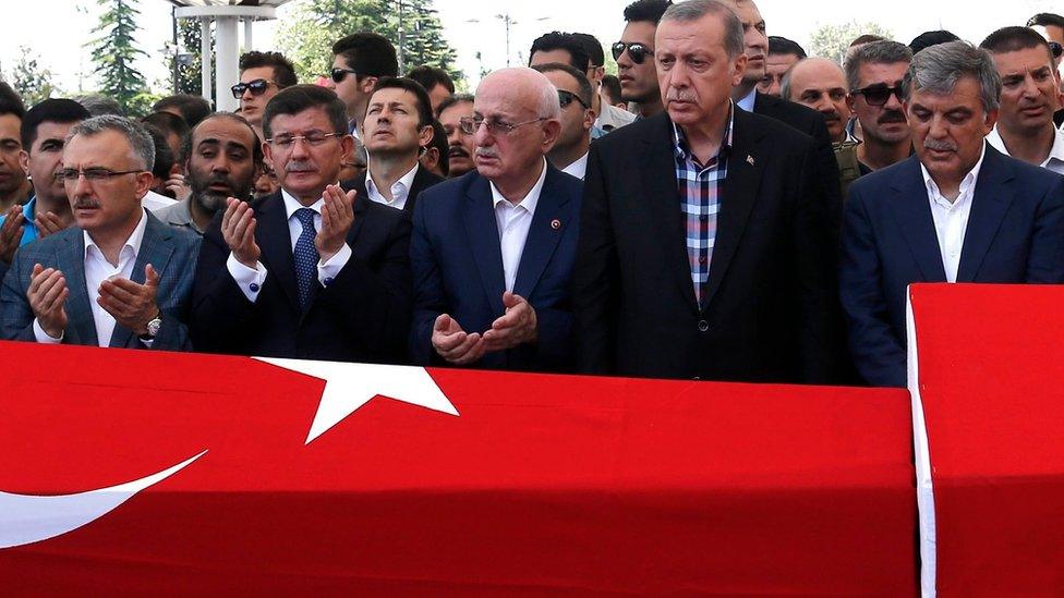 Turkish President Recep Tayyip Erdogan (2nd right) and other serving and former officials pray near the coffins of victims who were killed in coup attempt (17/07/2016)