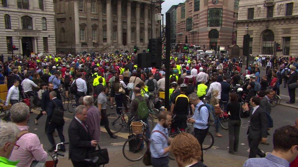 Crowds at Bank junction