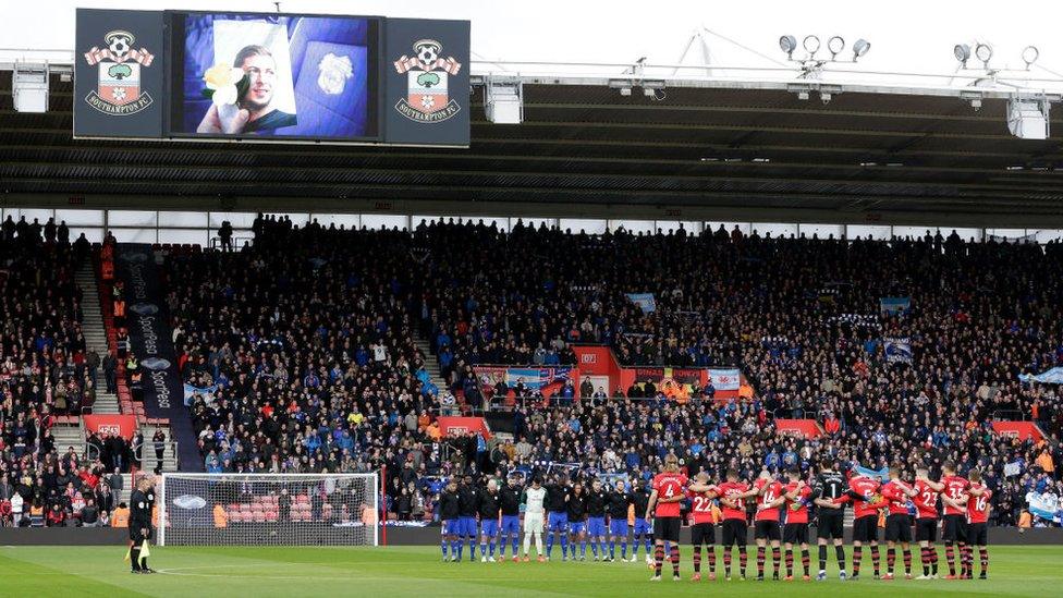 Players, officials and fans take part in a minute of silence in tribute to Emiliano Sala prior to the Premier League match between Southampton FC and Cardiff City at St Mary's Stadium