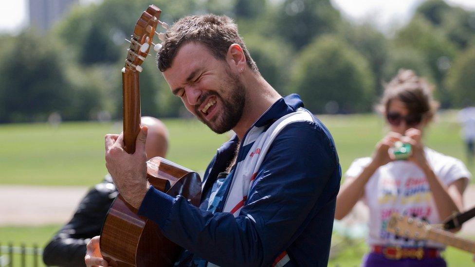 He performed one of many guerrilla gigs for fans at Speakers' Corner In Hyde Park, London, in 2009