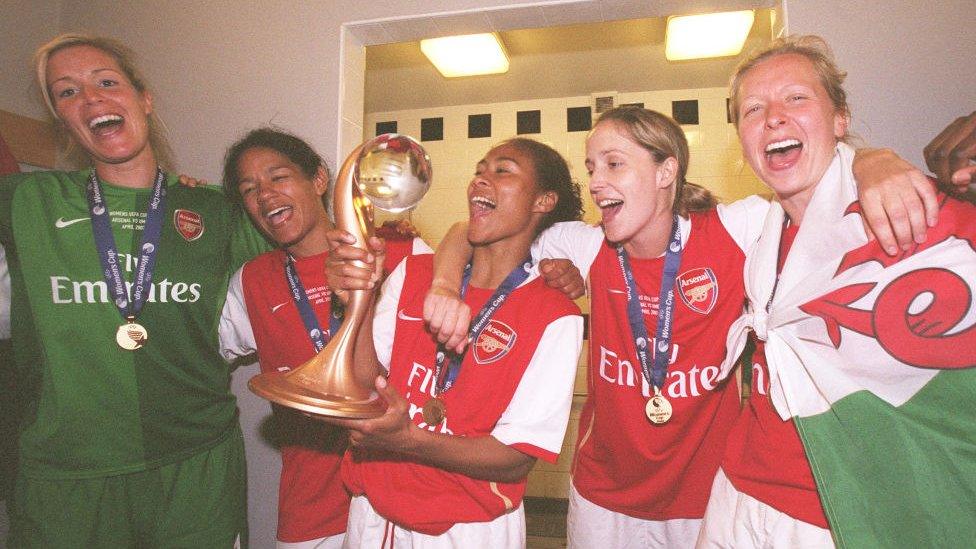 Emma Byrne, Mary Phillip, Rachel Yankey, Yvonne Tracy and Jayne Ludlow with the Womens UEFA Cup Trophy