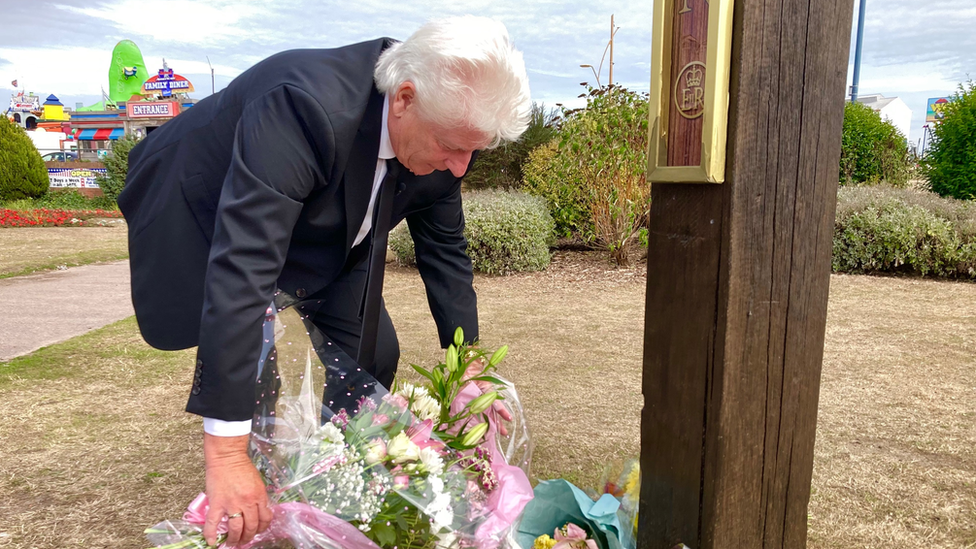 Bruno Peek laying flowers