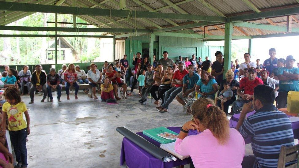 The Mangabal community meets to discuss the demarcation.