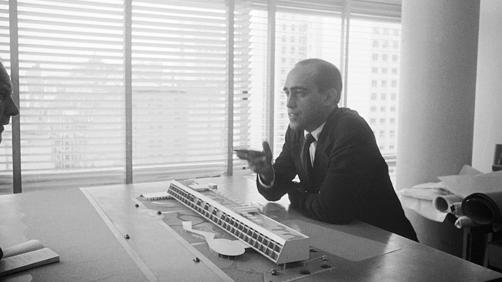 Oscar Niemeyer explaining one of his designs