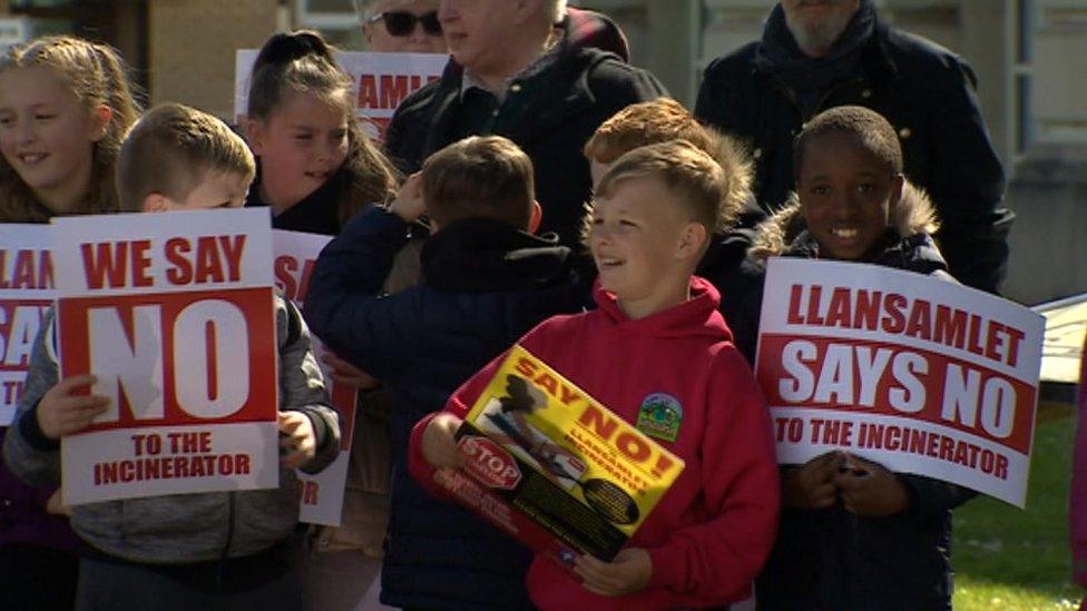 Plant ysgol yn protestio yn erbyn y cynllun