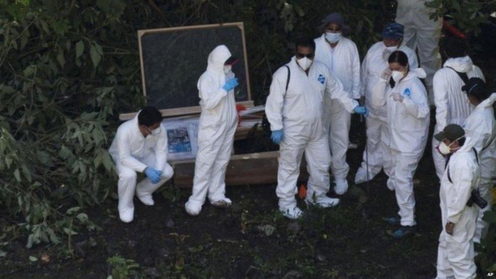 Forensic experts search rubbish tip near Cocula. 28 Oct 2014