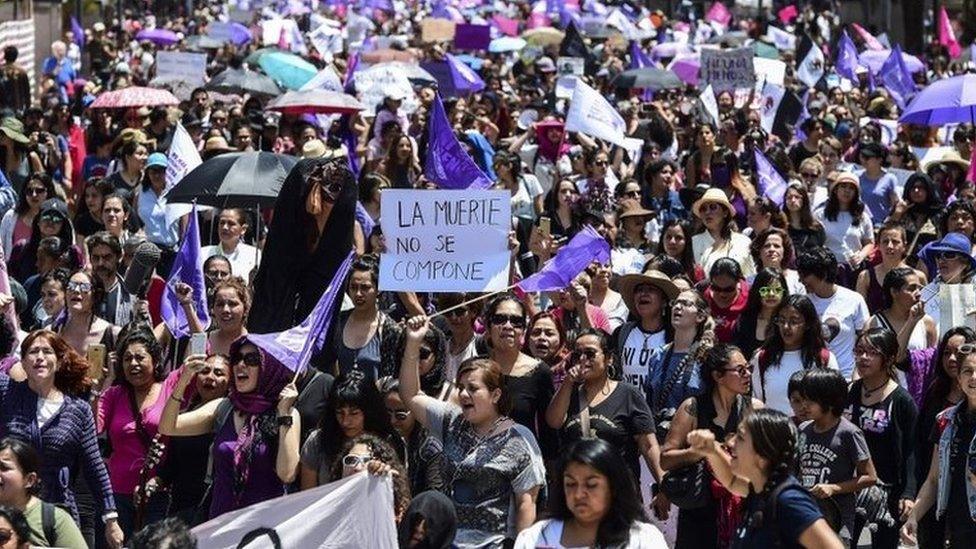 Many women took to the streets in Mexico City to demand justice. The banner reads "death can't be fixed". (17/09/2017)