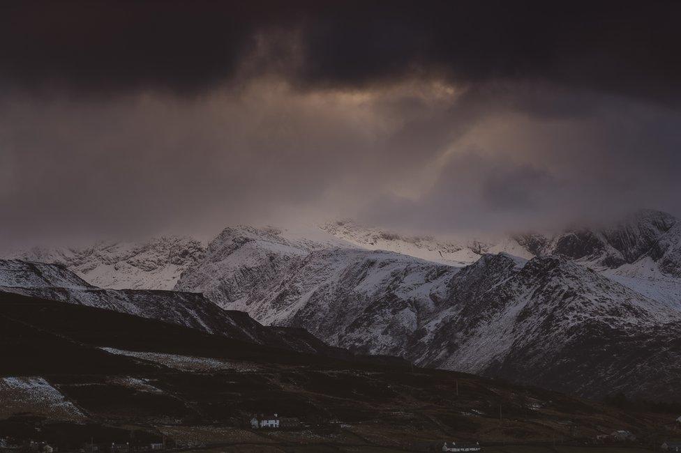 Tŷ Y Parc, Deiniolen gyda'r Wyddfa yn y cefndir o dan y cymylau. Mae hwn wedi ei dynnu o Moel Rhiwen.