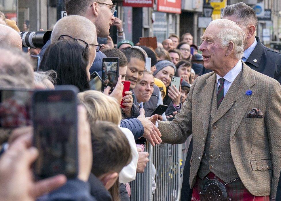 The King meets the public in Aberdeen