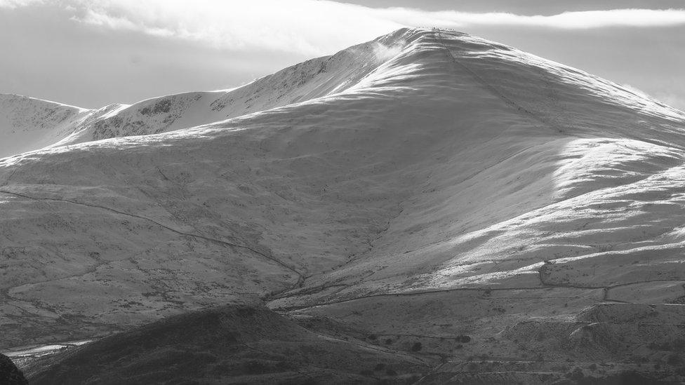 Llun Moel Eilio wedi ei dynnu o Moel Rhiwen.