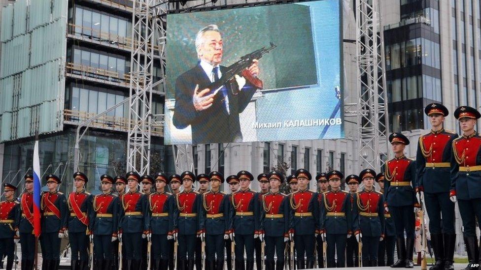 Honour guards attend the unveiling ceremony of a statue of Mikhail Kalashnikov, the Russian inventor of the fabled AK-47 assault rifle, in downtown Moscow on September 19, 2017.