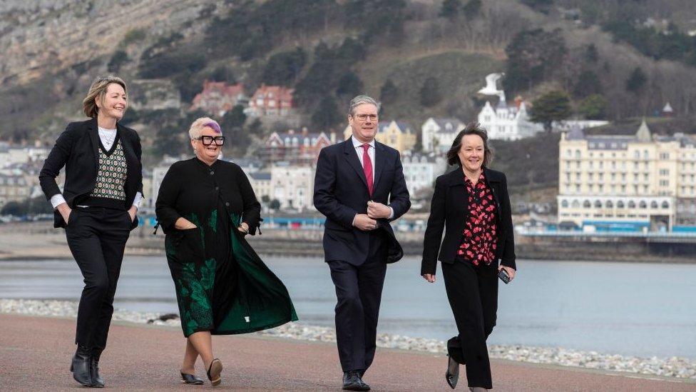 Keir Starmer gydag ASau Llafur Cymru yn Llandudno